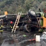 Camion si ribalta e va a fuoco a Udine, morto il conducente