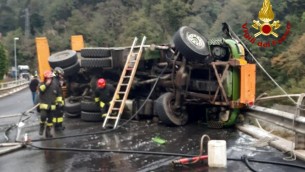 Camion si ribalta e va a fuoco a Udine, morto il conducente