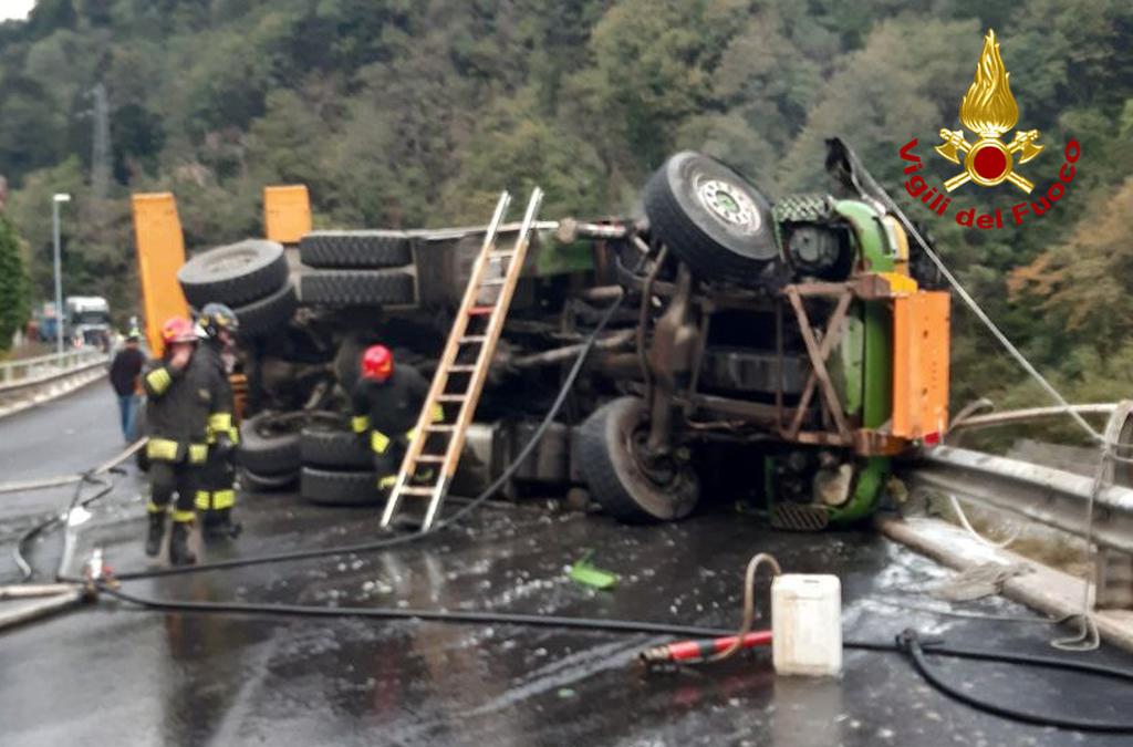 Camion si ribalta e va a fuoco a Udine, morto il conducente