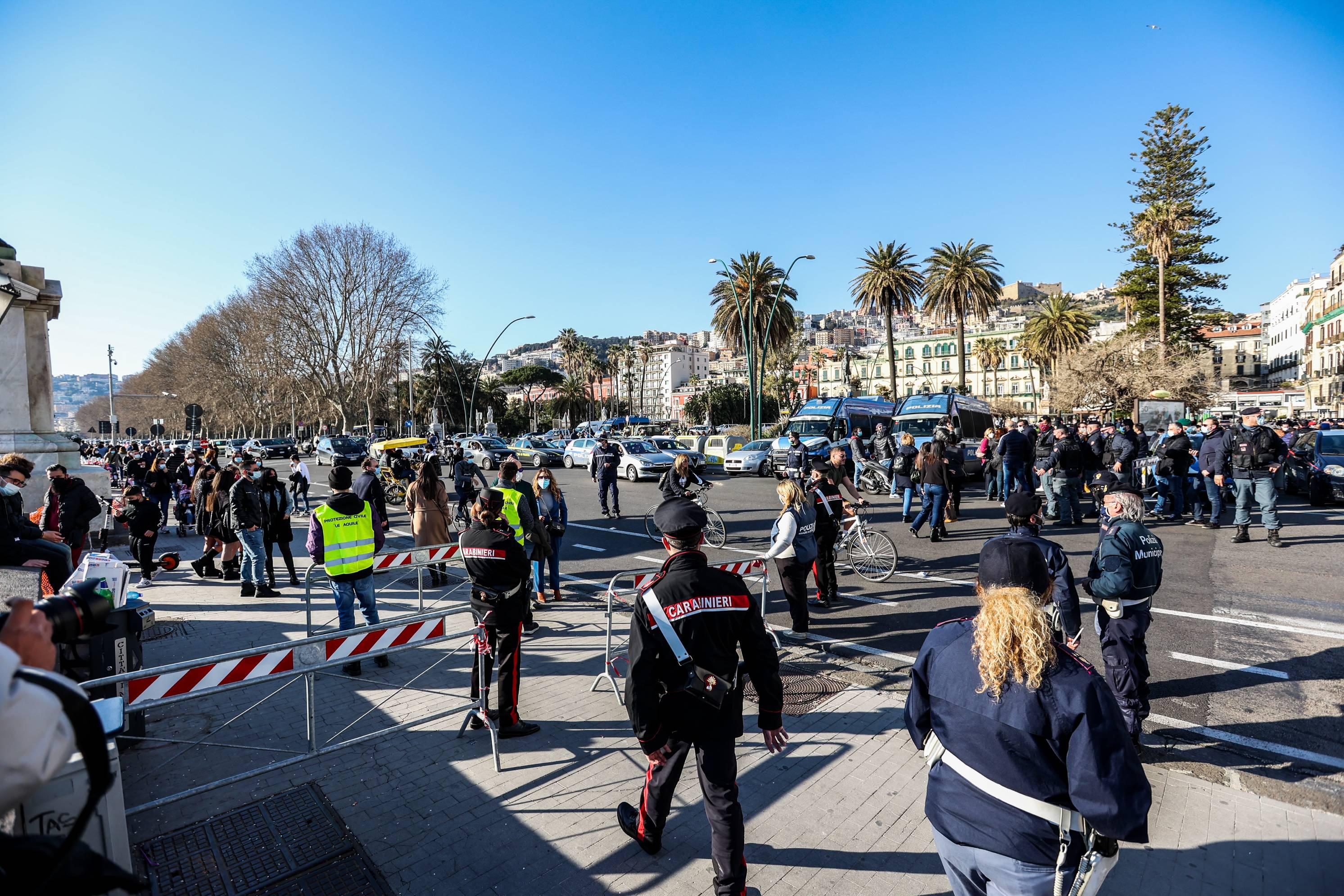 Campania zona rossa, altri divieti fino a 21 marzo: ordinanza De Luca