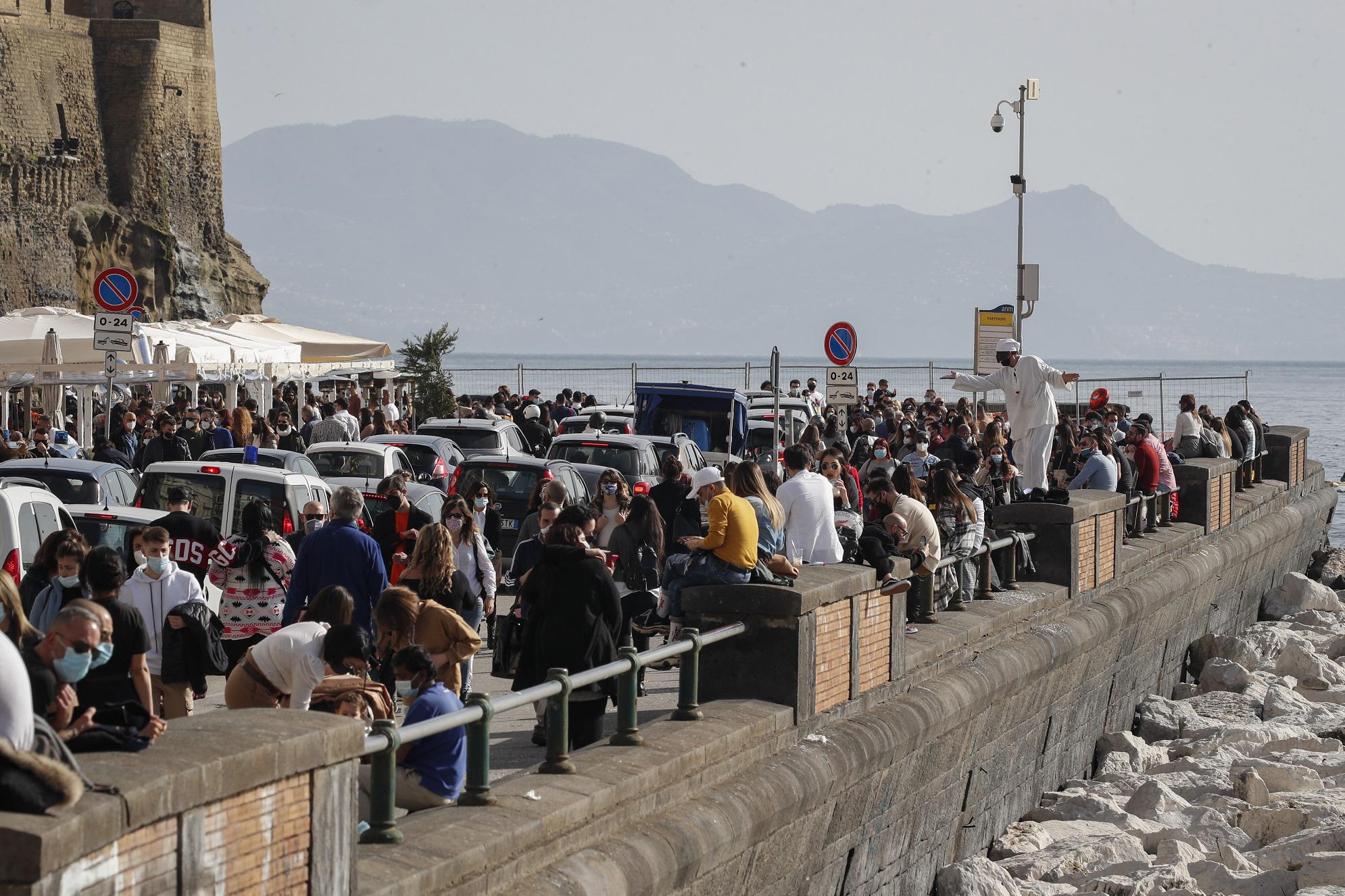 Campania zona rossa, spostamenti e scuola: ordinanza e regole