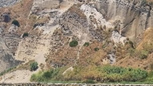 Campi Flegrei, crolla costone a Monte di Procida: paura tra i bagnanti a Miliscola