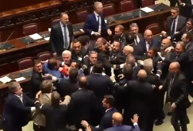 Caos alla Camera, Lega chiede il Var: "Video dimostra aggressione Donno a Calderoli"