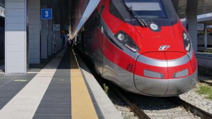 Caos Alta Velocità, incendio e guasto sui binari: treni in ritardo di oltre un'ora