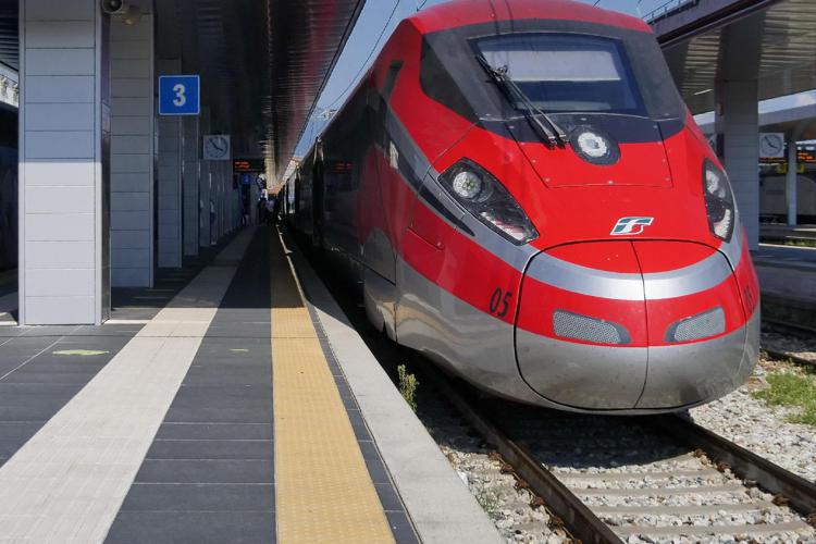 Caos Alta Velocità, incendio e guasto sui binari: treni in ritardo di oltre un'ora