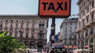 Caos taxi, la proposta: "Doppi turni e licenze temporanee per turismo o grandi eventi"