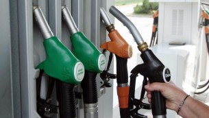 Carburanti, Altroconsumo: da inizio giugno rincari anche di 7 cent al litro