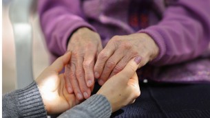 Caregiver, quasi il 70% dei lavoratori italiani ha un carico di cura