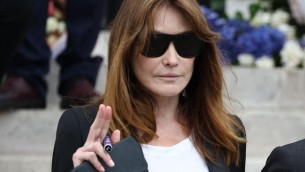 Carla Bruni verso l'incriminazione, convocata dal giudice: i sospetti sono pesantissimi