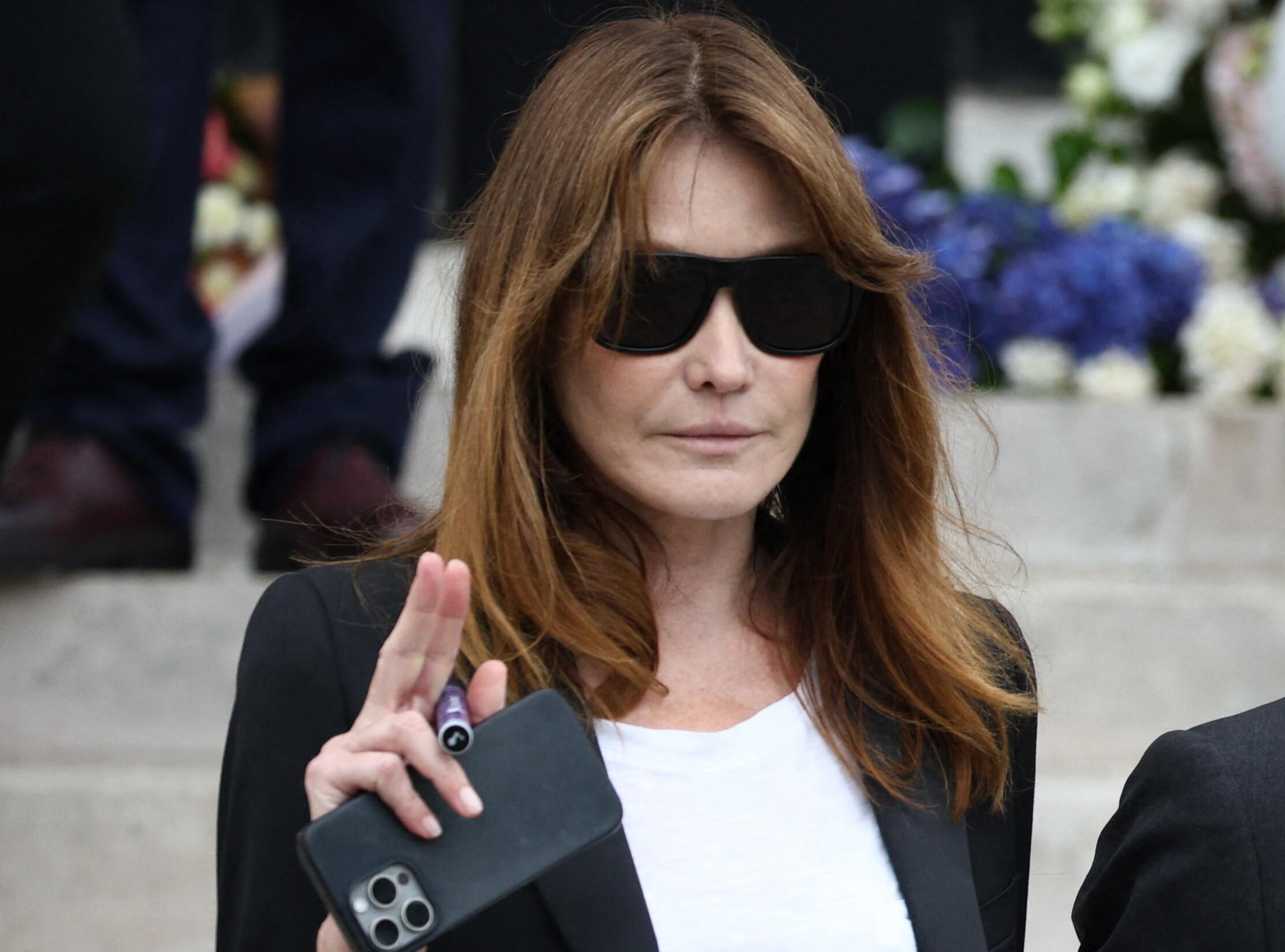 Carla Bruni verso l'incriminazione, convocata dal giudice: i sospetti sono pesantissimi