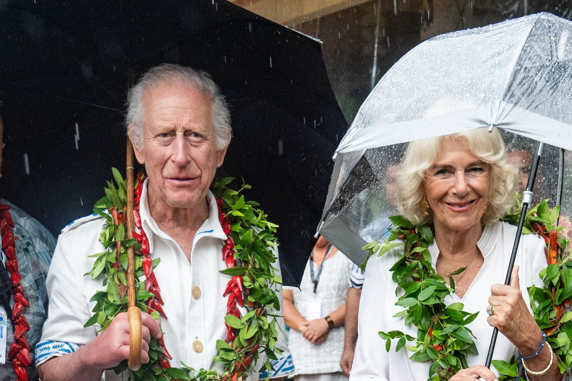 Carlo e Camilla in Australia, dalla palla da cricket a un peluche di koala: i 'souvenir' per i nipoti