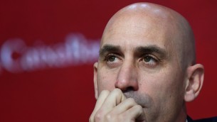 Caso Rubiales, la madre del presidente si barrica in chiesa