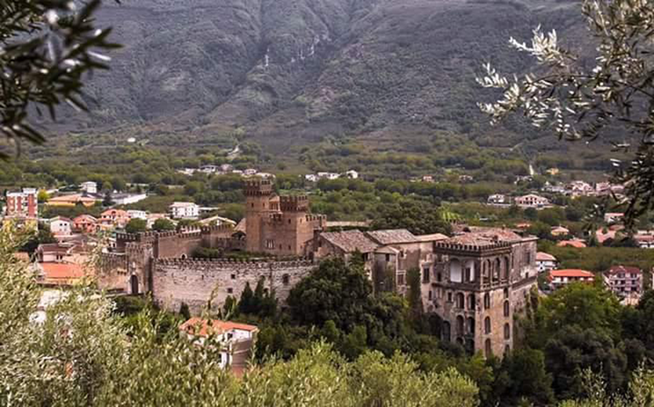 Lauro e il suo castello (foto di Paky Cassano)