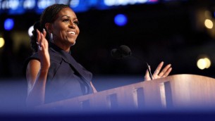 "Chi gli dirà che presidenza è lavoro da neri?", Michelle Obama punzecchia Trump