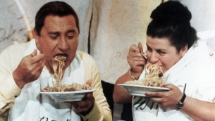 Alberto Sordi e Anna Longhi, in un episodio del film «Dove Vai in Vacanza?»