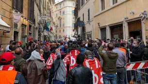 Cobas entrano in sede Pd, 200 in strada: incontro con Orlando