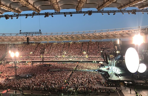 Coldplay vs Taylor Swift, la sfida dei live a Roma e Milano