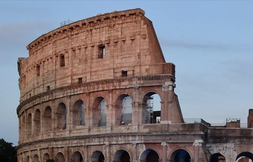 Colosseo, 17enne svizzera incide nome: denunciata