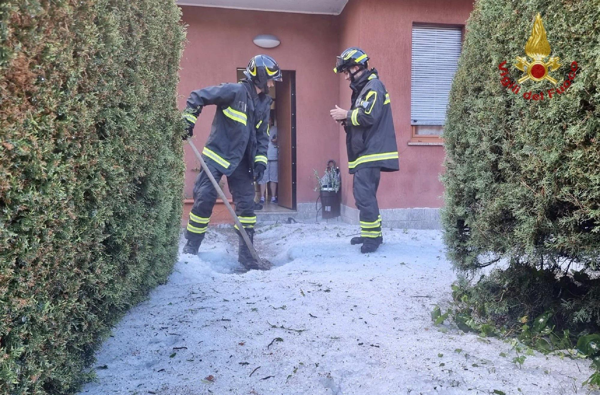 Como, grandinata travolge casa: gravi madre e figlia