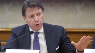 Conte: "Renzi vuole distruggere il M5S, il Pd? Ci vuole cespugli"