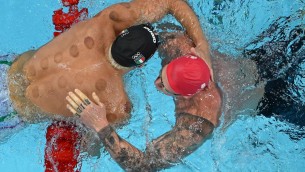 Coppettazione aiuta nel nuoto alle Olimpiadi 2024? I medici: "Non ha basi scientifiche"