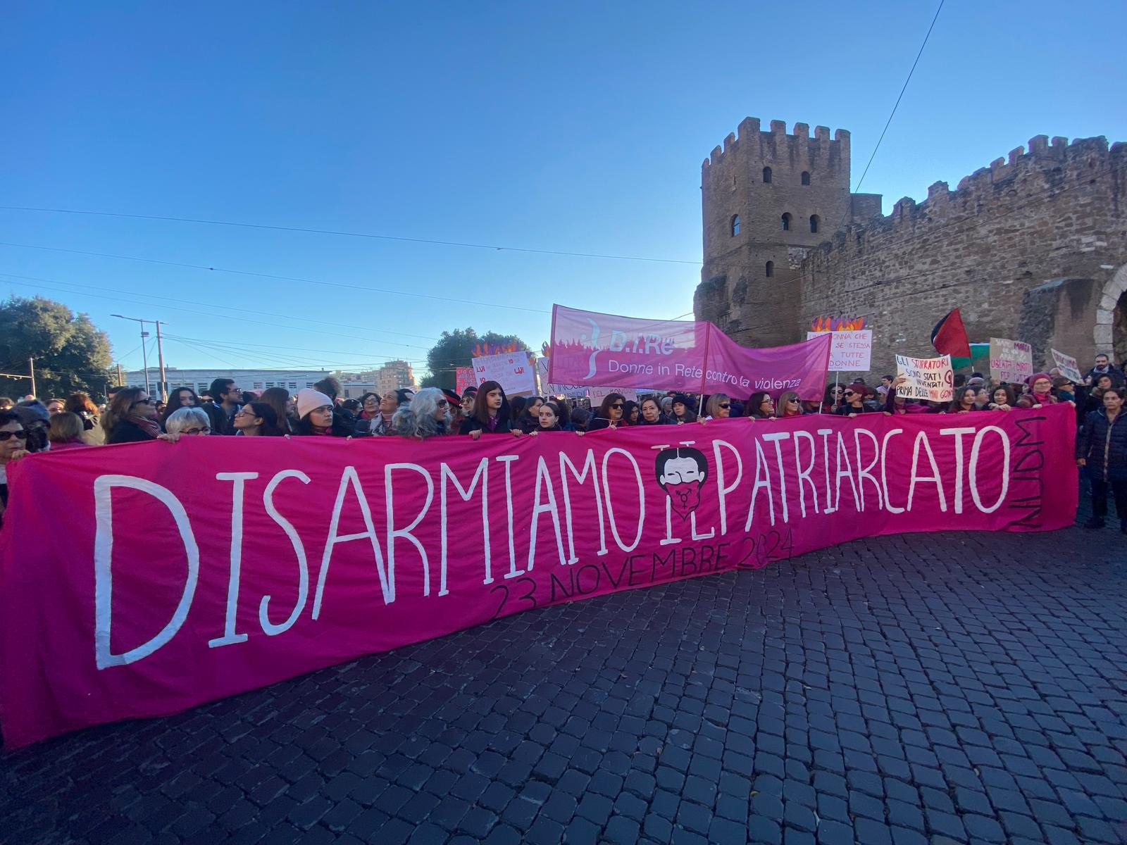 Corteo a Roma contro la violenza sulle donne: "Patriarcato continua ad ucciderci"