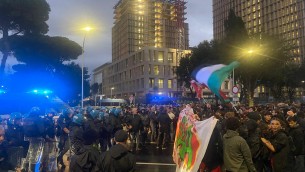 Corteo pro Palestina a Roma, operatore tv ferito alla testa da una bottiglia