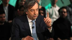 Covid, Burioni: "Contagio all'aperto? Difficile, non impossibile"