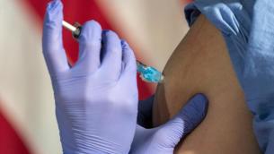 Covid, Burioni: "Siero vaccinati neutralizza variante Sudafrica"