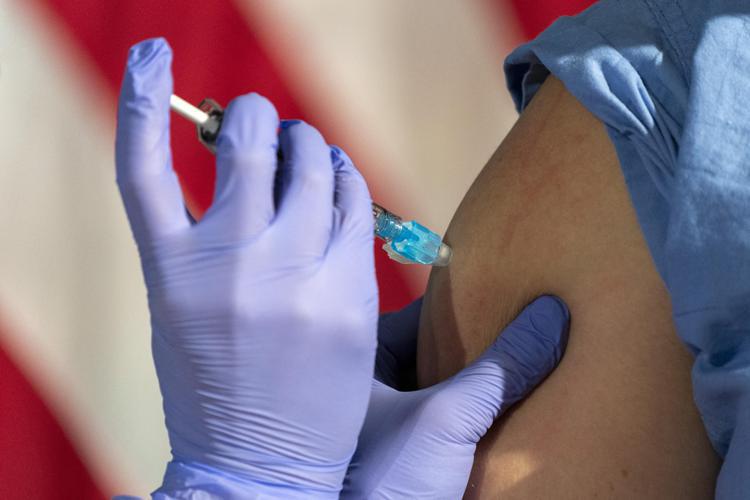 Covid, Burioni: "Siero vaccinati neutralizza variante Sudafrica"