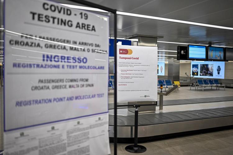 Covid, Codacons diffida governo: "Anche con vaccino, tampone e quarantena per chi rientra"