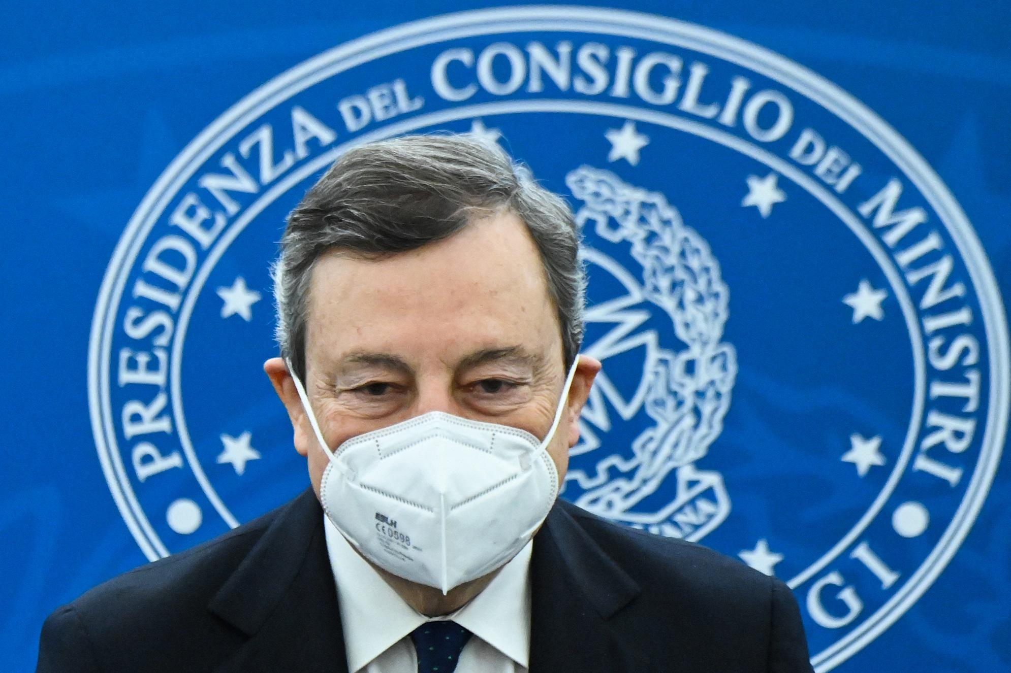 Covid, Draghi: "Mi vaccinerò presto con AstraZeneca"