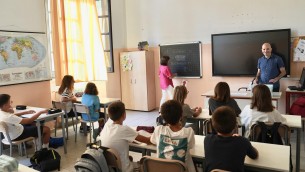 Covid e scuola, Pregliasco: "Con sintomi a casa e mascherine se scoppiano focolai"