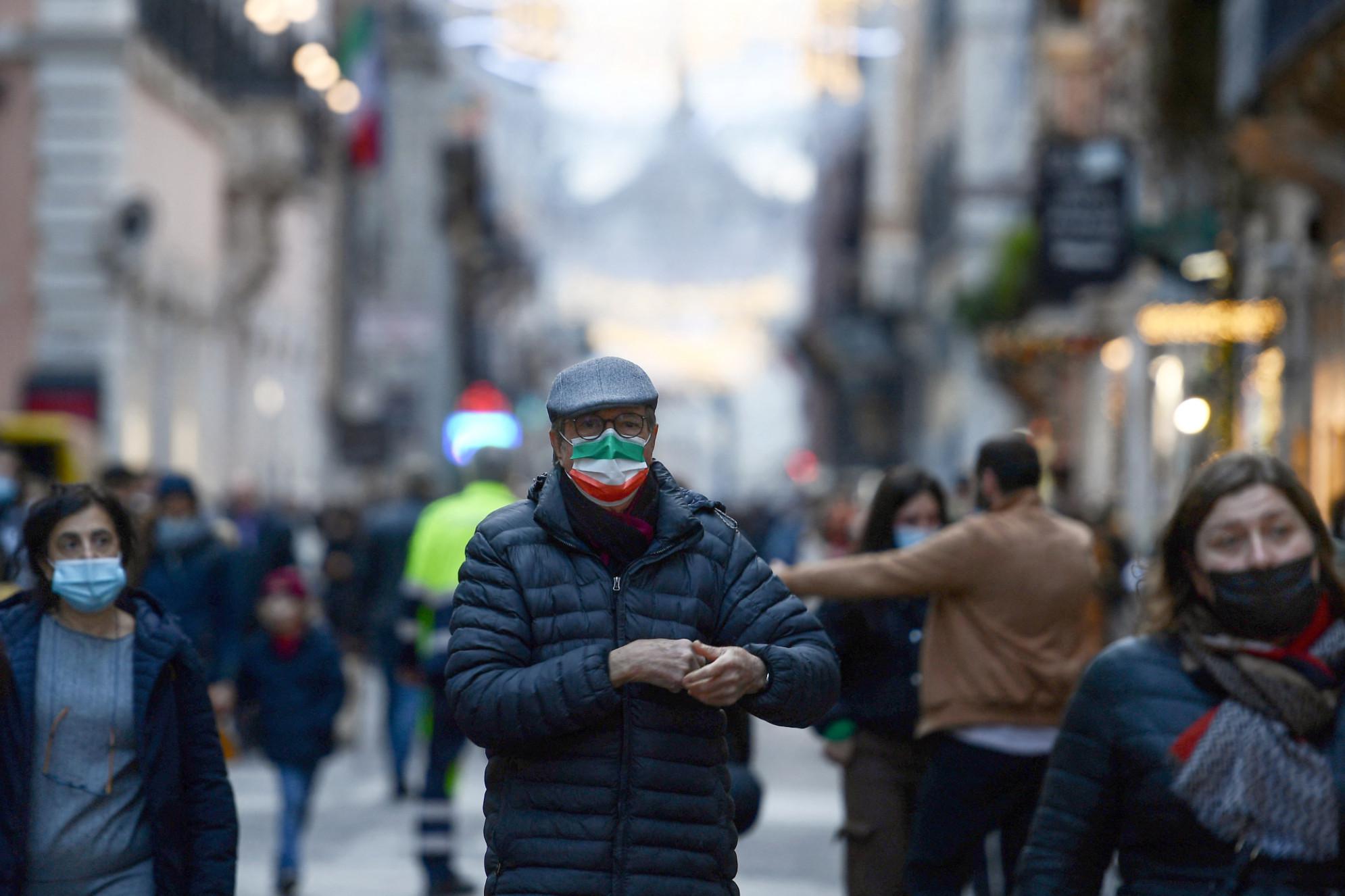 Covid Italia, più di 1 milione di contagi in 7 giorni: bollettino fa discutere