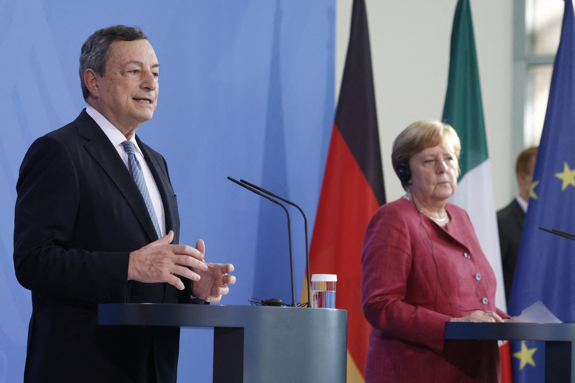 Covid, Merkel e Draghi cauti: "Situazione migliora, ma esposti a nuove varianti"