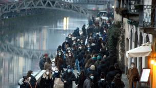 Covid Milano, folla sui Navigli e ira Sala: "Pagheremo pegno"