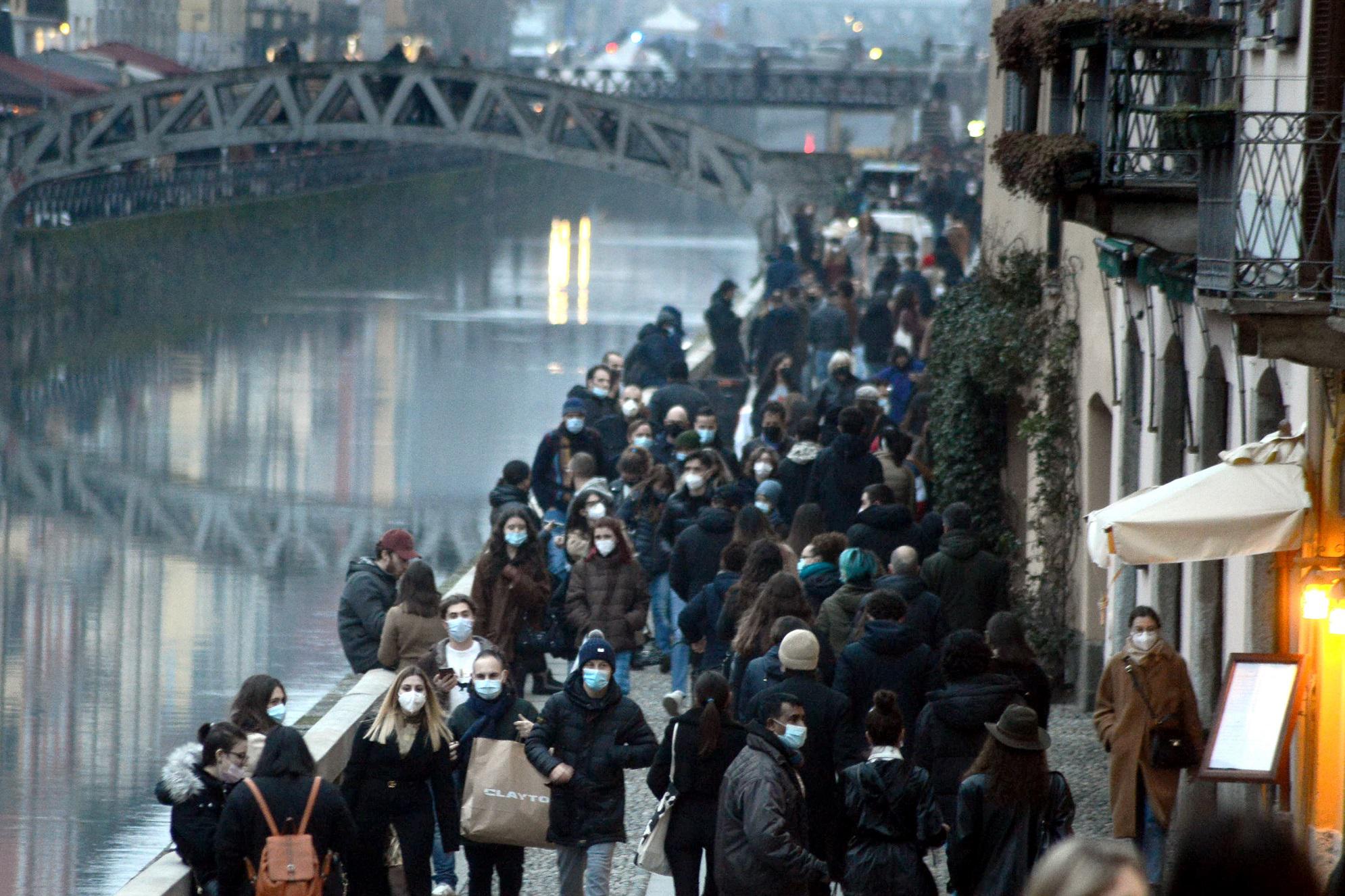 Covid Milano, folla sui Navigli e ira Sala: "Pagheremo pegno"