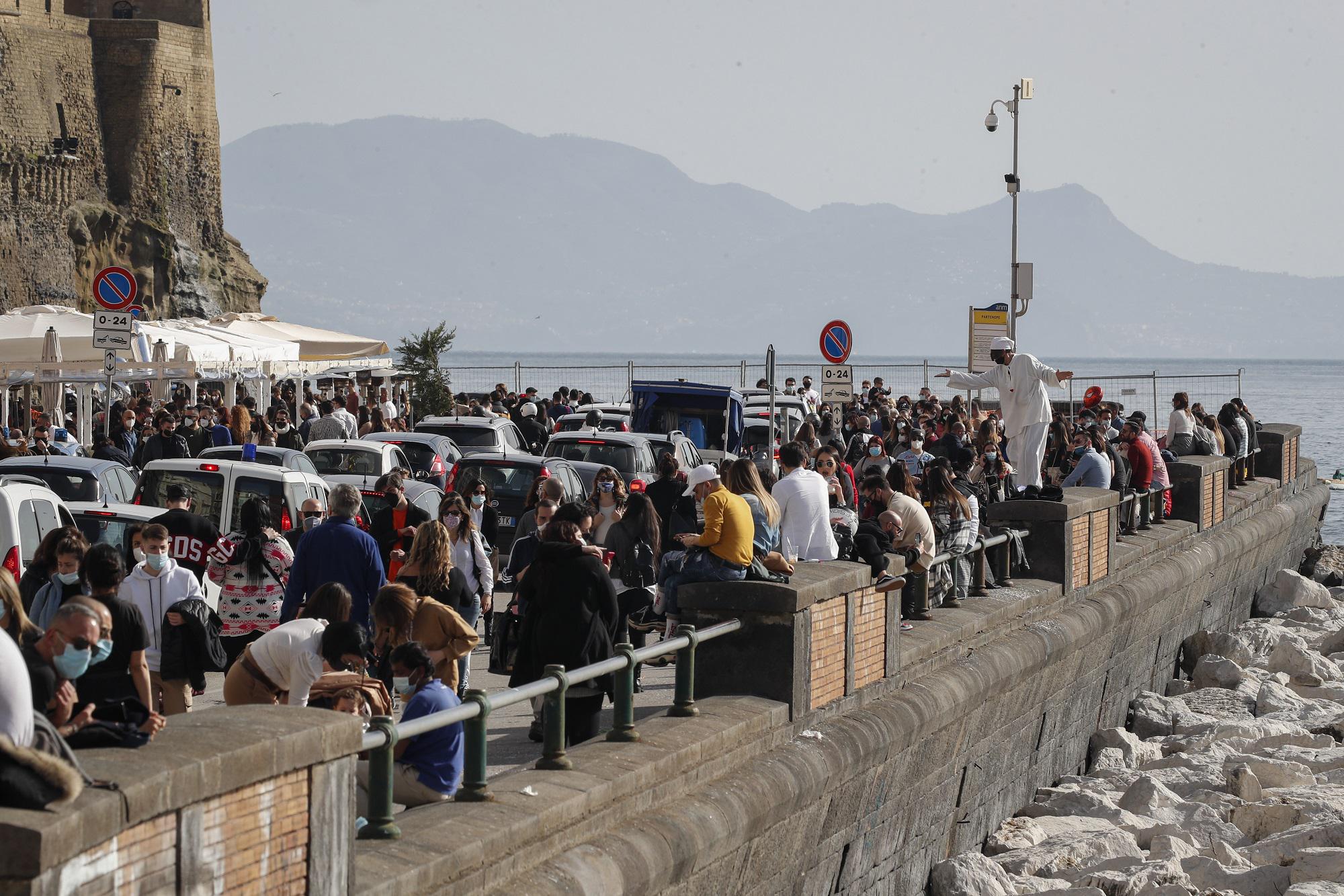 Covid Napoli, De Luca: "Città immunizzata entro luglio"