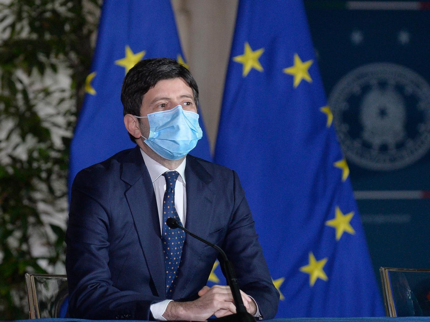 Covid, Speranza: "50 milioni per controlli gratuiti a guariti più colpiti dal virus"