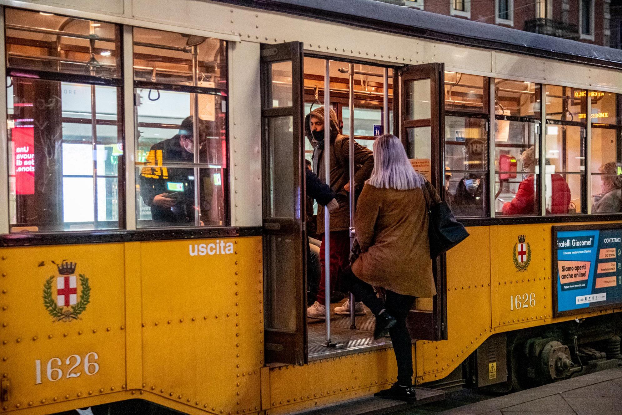 Covid, tracce del virus su superfici di bus e treni: la scoperta dei Nas