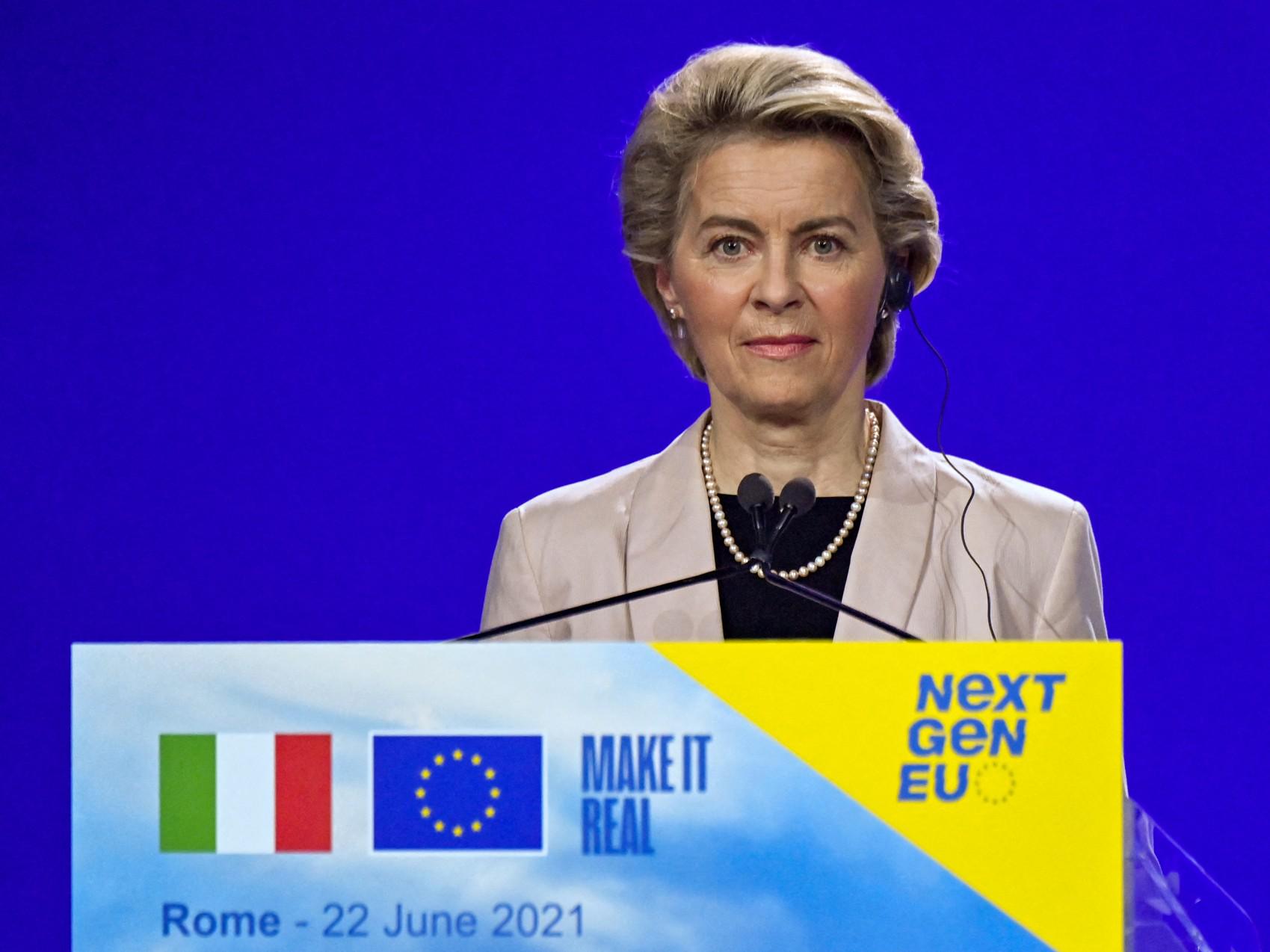 Covid, von der Leyen: "Vaccinazioni avanzano come la squadra azzurra"