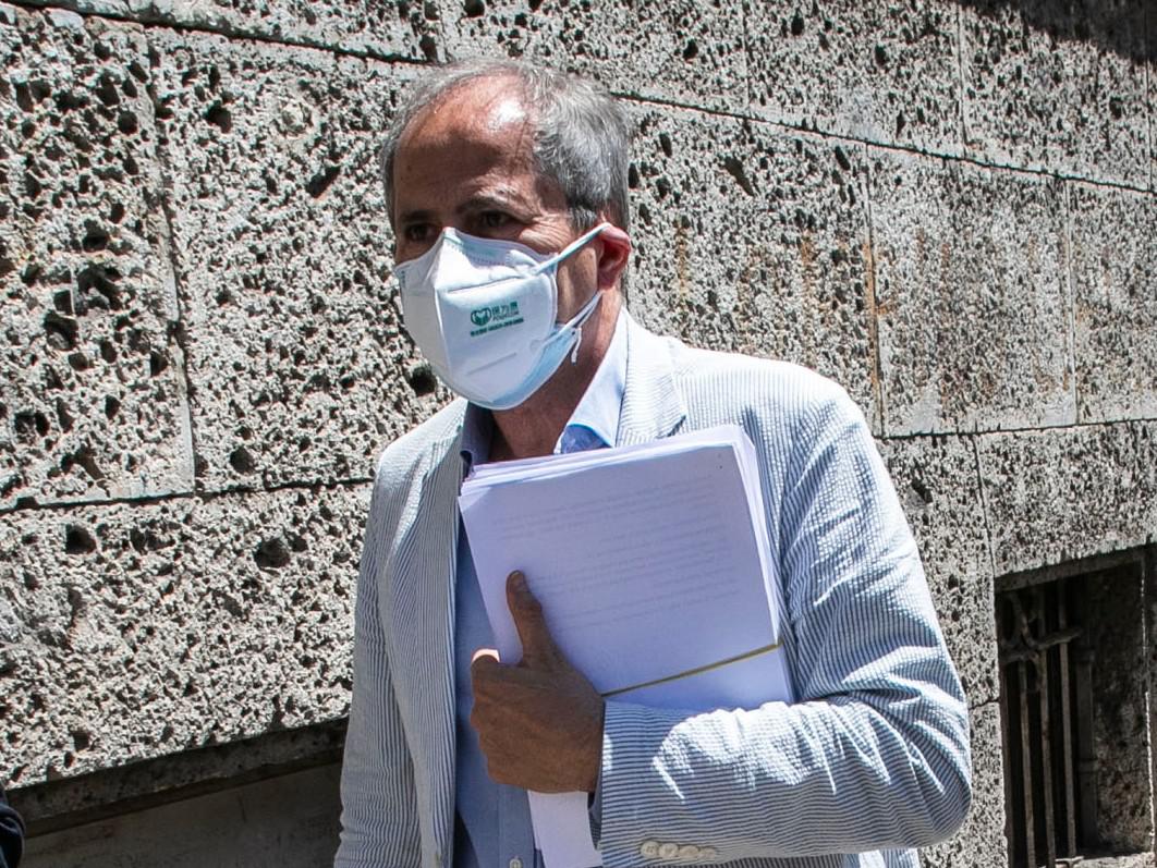 Crisanti: "70% vaccinati non basta, green pass esteso o obbligo vaccinale"