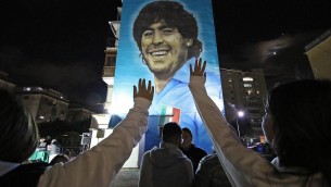 Dal murales alla processione, Napoli omaggia Maradona per i 64 anni dalla nascita