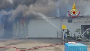 Deposito in fiamme nel crotonese, trenta vigili del fuoco al lavoro - Video