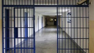 Detenuto appicca incendio in carcere Biella, intossicato lui e due agenti penitenziari