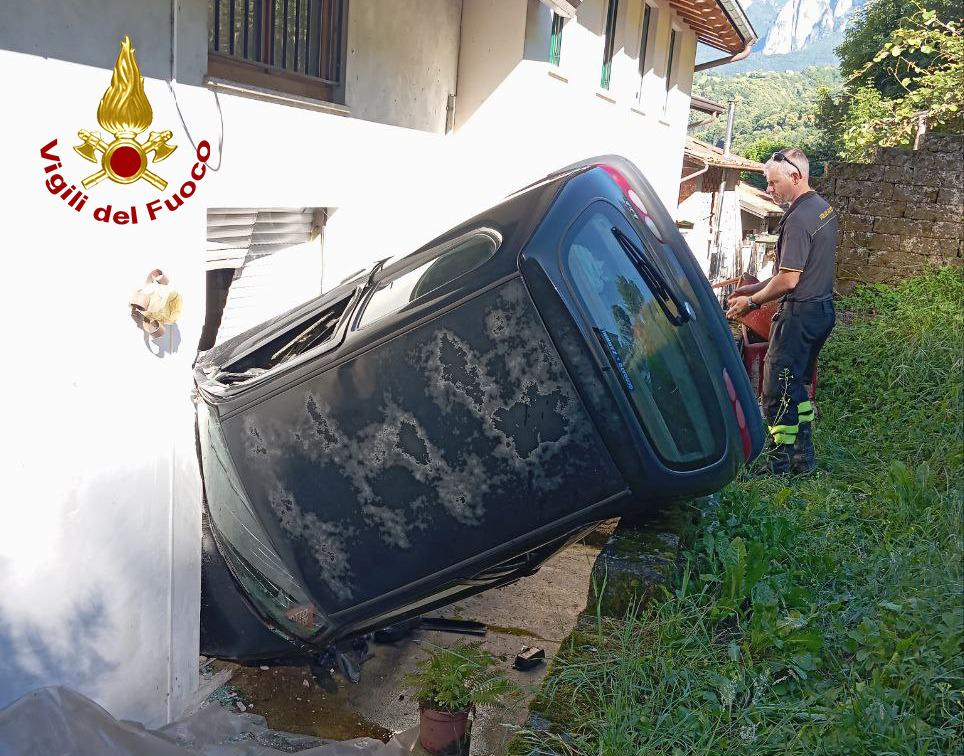 Dimentica il freno a mano, auto finisce dentro la casa del vicino