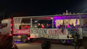 "Disarmiamo il patriarcato", l'onda fucsia in piazza contro la violenza sulle donne