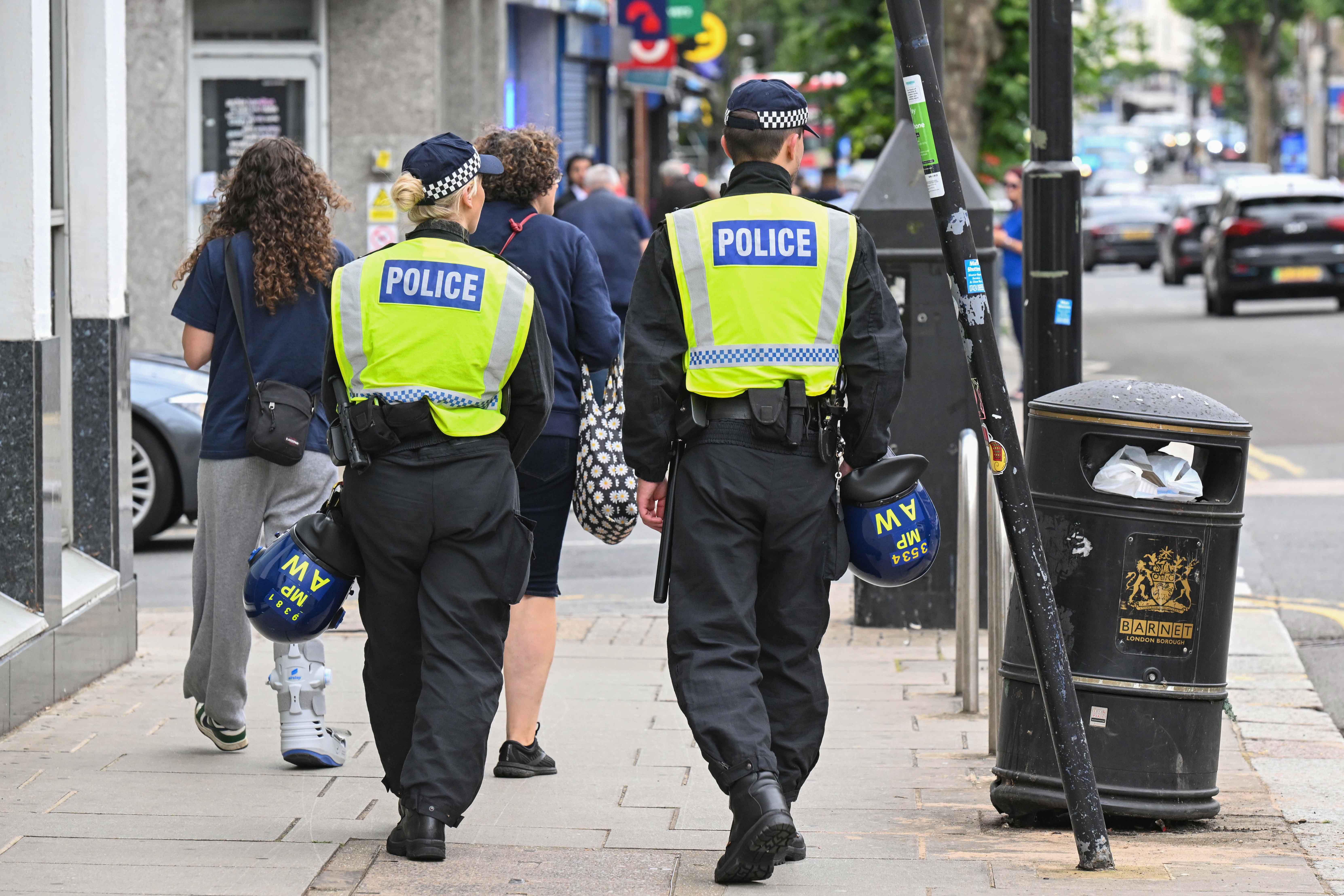 Disordini in Gran Bretagna, polizia di Londra: "Badate ai vostri figli stasera"