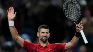 Djokovic batte Mensik e vola in semifinale a Shanghai