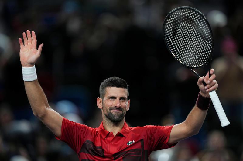 Djokovic batte Mensik e vola in semifinale a Shanghai